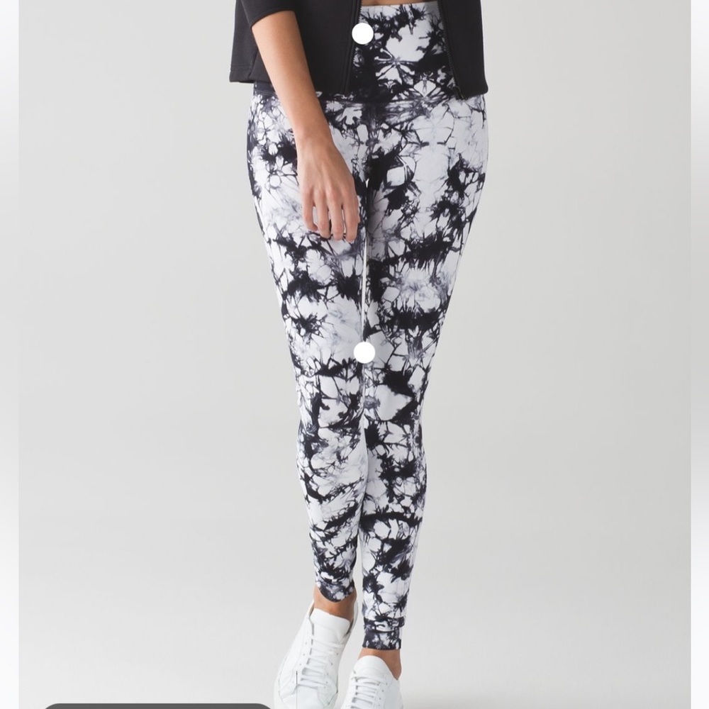 Lululemon Wunder Under Pant (Hi-Rise) (Shibori)
Shibori White Black size 2